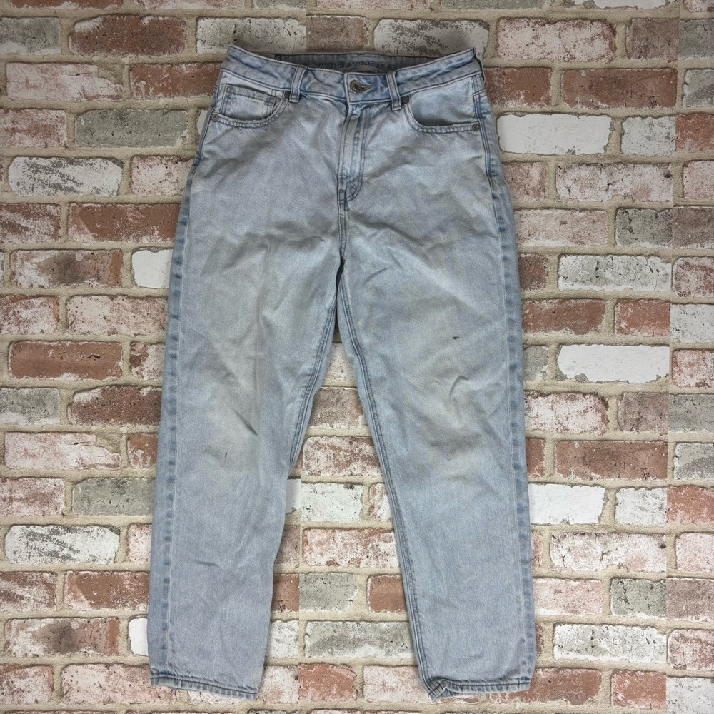 American eagle strigid Mom Jean size 6 short Lightwash